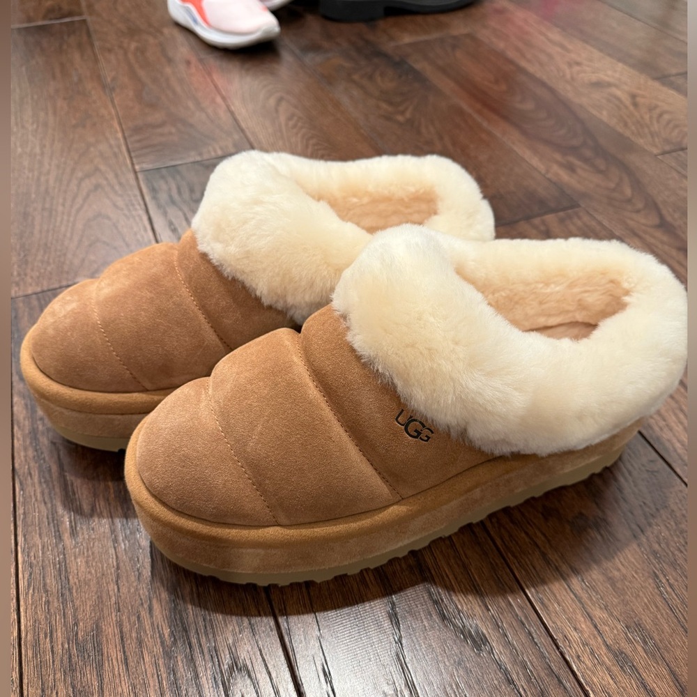 UGG Women's Tan and Cream Slippers - Picture 2 of 10